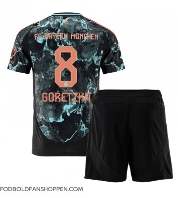 Bayern Munich Leon Goretzka #8 Udebanetrøje Børn 2024-25 Kortærmet (+ Korte bukser)